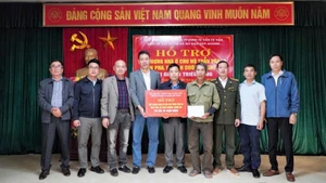 Делегация газеты «Нянзан» вручает в дар средства на строительство дома семье г-на Чан Ван Ла в селении Фа общины Конкуонг.