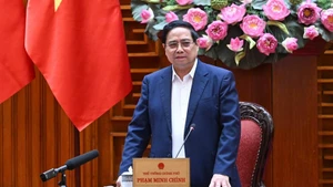 Премьер-министр Фам Минь Тьинь выступает на рабочей встрече. Фото: Чан Хай