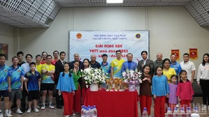 Оргкомитет и гости фотографируются на память со спортсменами. Фото: Суан Хынг 