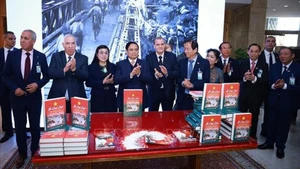 Премьер-министр Фам Минь Тьинь и его супруга присутствуют на церемонии презентации арабоязычного издания книги «Дьенбьенфу». Фото: ВИА