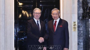 Премьер-министр Соединённого Королевства Великобритании и Северной Ирландии Кир Стармер приветствует Генерального секретаря ЦК КПВ То Лама. Фото: ВИА