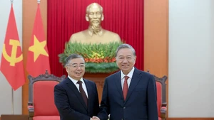 Генеральный секретарь ЦК КПВ То Лам принимает товарища Ли Шулэя. Фото: Данг Кхоа