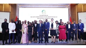 Делегаты фотографируются на память на церемонии.