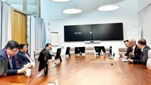 Вице-премьер Вьетнама Нгуен Тьи Зунг проводит рабочую встречу с представителями корпорации AstraZeneca. Фото: VGP