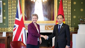 Министр иностранных дел Ле Хоай Чунг и Министр иностранных дел Великобритании Иветт Купер.