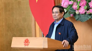 Премьер-министр Фам Минь Тьинь выступает на рабочей встрече. Фото: Чан Хай