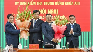 Премьер-министр Фам Минь Тьинь и постоянный член Секретариата Чан Кам Ту вручают цветы с поздравлением Секретарю Парткома Нгуен Зюи Нгоку и Председателю Контрольно-ревизионной комиссии ЦК КПВ Чан Ши Тханю. Фото: Тхюи Нгуен