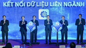 Председатель НС Чан Тхань Ман и делегаты проводят церемонию запуска официальной версии Национального правового портала. Фото: Зюи Линь