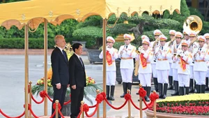 Президент Лыонг Кыонг и Президент Литвы Гитанас Науседа на церемонии встречи. 
