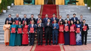 Президент Лыонг Кыонг и назначенные послы и главы представительств Вьетнама за рубежом. Фото: Тхюи Нгуен