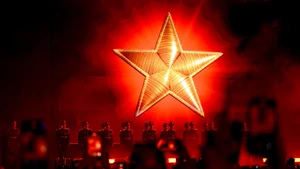 Военнослужащие Вьетнамской народной армии исполняют национальный гимн на концерте «Отечество в сердце».