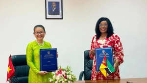 Вьетнама в Мозамбике Чан Тхи Тху Тхин и Министр образования и культуры Мозамбика Самария Товела.