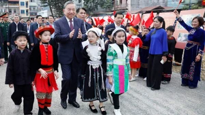 Генеральный секретарь ЦК КПВ То Лам и представители народностей провинции Каобанг. Фото: ВИА