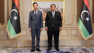 Посол Нгуен Нам Зыонг и Председатель Президентского совета Ливии Мухаммад Аль-Манфи. Фото: Посольство Вьетнама в Египте