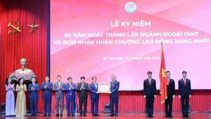 Генеральный секретарь ЦК КПВ То Лам вручает Министерству иностранных дел орден Труда первой степени. Фото: ВИА