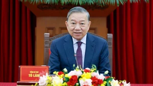 Генеральный секретарь ЦК КПВ То Лам во время телефонного разговора. Фото: ВИА