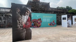 Выставка, посвященная вьетнамскому культурному наследию, в Императорской цитадели Тханглонг.