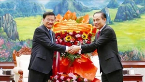 Товарищ Ле Хоай Чунг (справа) и Генеральный секретарь ЦК НРПЛ XII созыва, Президент Лаоса Тхонглун Сисулит. Фото: ВИА