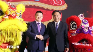 Постоянный заместитель председателя Народного комитета г. Хошимина Нгуен Лок Ха (справа) и Генеральный консул Китая в г. Хошимине Тан Ли. Фото: ВИА