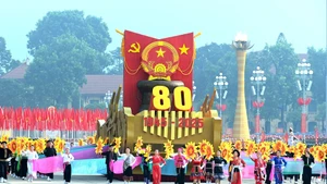 Шествие, посвященное 80-летию Августовской революции и Дня независимости Вьетнама.