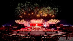 Впечатляющий «по-настоящему кинематографичный» фейерверк над Ханоем в честь успешного завершения XIV съезда Партии
