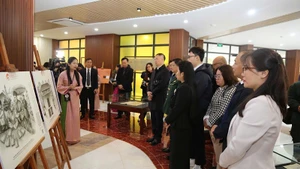 Посетители знакомятся с пространством всемирного документального наследия Вьетнама.