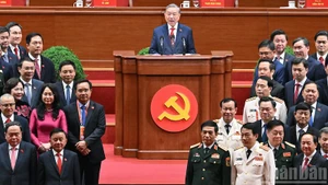 Генеральный секретарь ЦК КПВ То Лам выступает на закрытии съезда.