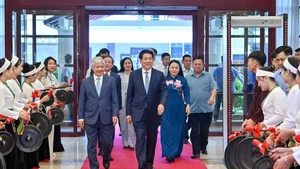 Руководители Партии и Государства встречаются с выдающимися делегатами, представляющими различные слои населения, по случаю 80-летия Августовской революции и Дня независимости. Фото: ВИА