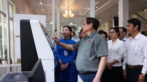 Премьер-министр проверяет деятельность центра по предоставлению административных услуг квартала Нинькиеу города Кантхо. Фото: ВИА