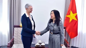 Заместитель министра иностранных дел Ле Тхи Тху Ханг и Посол Норвегии во Вьетнаме Хильда Сольбаккен. Фото: baoquocte.vn