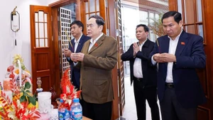 Председатель НС Чан Тхань Ман зажигает благовония в память о покойном Генсекретаре ЦК КПВ, Председателе НС Нгуен Фу Чонге. Фото: ВИА