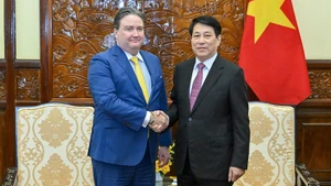 Президент Лыонг Кыонг и Посол США во Вьетнаме Марк Кнаппер. Фото: Тхюи Нгуен