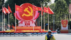 Символы серпа и молота, партийный флаг и Государственный флаг торжественно размещены на перекрёстке улиц Дьенбьенфу – Доклап – Тюванан в честь XIV съезда. Фото: ВИА