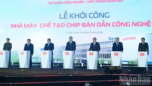 Генеральный секретарь ЦК КПВ То Лам, Премьер-министр Фам Минь Тьинь, руководители Партии и Государства проводят церемонию закладки первого камня высокотехнологичного завода. Фото: Чан Хай