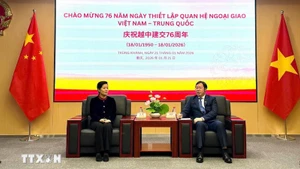 Генеральный консул Буй Нгуен Лонг и глава Управления иностранных дел Чунцина Ван Вэнь. Фото: ВИА