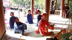 Пожилые жители воспроизводят обрядовые действия на фестивале нового риса народа Мыонг. Фото: ВИА