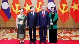 Генсекретарь То Лам и его супруга с Генсекретарём ЦК НРПЛ, Президентом Лаоса Тхонглуном Сисулитом и его супругой, 26 января 2026 года, Ханой. Фото: ВИА