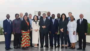 Заместитель министра иностранных дел Вьетнама Ле Тхи Тху Ханг и нерезидирующие послы. Фото: МИД Вьетнама