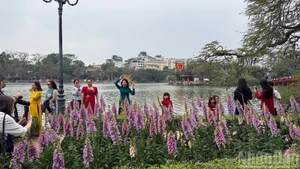 Туристы позируют у озера Хоанкием.