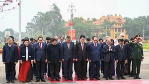 [Фото] Руководители Партии и Государства возложили венки к Мавзолею Президента Хо Ши Мина