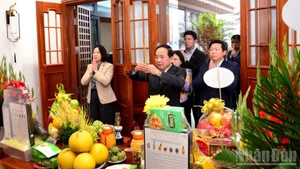 Товарищ Чинь Ван Кует воскуряет благовония в память о Генеральном секретаре ЦК КПВ Нгуен Фу Чонге.