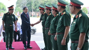 Председатель НС Чан Тхань Ман и военнослужащие 9-го военного округа.