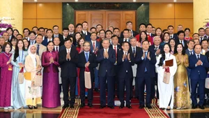 [Фото] Генеральный секретарь ЦК КПВ То Лам встретился с делегацией выдающихся вьетнамцев за рубежом, участвующих в программе «Весна на Родине – 2026»