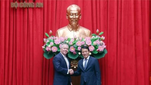 Генерал армии Лыонг Там Куанг и помощник Государственного секретаря США Майкл ДеСомбре. Фото: ВИА