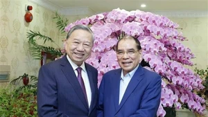 Генеральный секретарь ЦК КПВ То Лам и бывший Генеральный секретарь ЦК КПВ Нонг Дык Мань. Фото: ВИА
