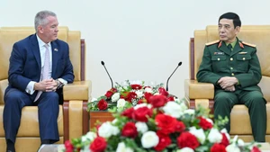 Генерал армии Фан Ван Зянг и помощник Государственного секретаря США Майкл Джордж ДеСомбре. 