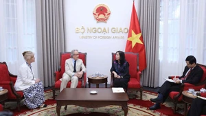 Заместитель министра иностранных дел Ле Тхи Тху Ханг принимает Герцога Ричмондского и его супругу. Фото: ВИА