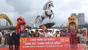 Пассажиров и экипаж встретили праздничным танцем льва и традиционными красными конвертами «ли си». Фото: Ань Дао