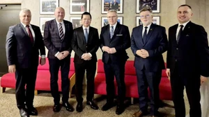 Посол Вьетнама в Польше Ха Хоанг Хай и участники форума. Фото: Посольство Вьетнама в Польше