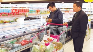 Секторы прилагают усилия для стабилизации поставок товаров и услуг первой необходимости. Фото: Данг Ань